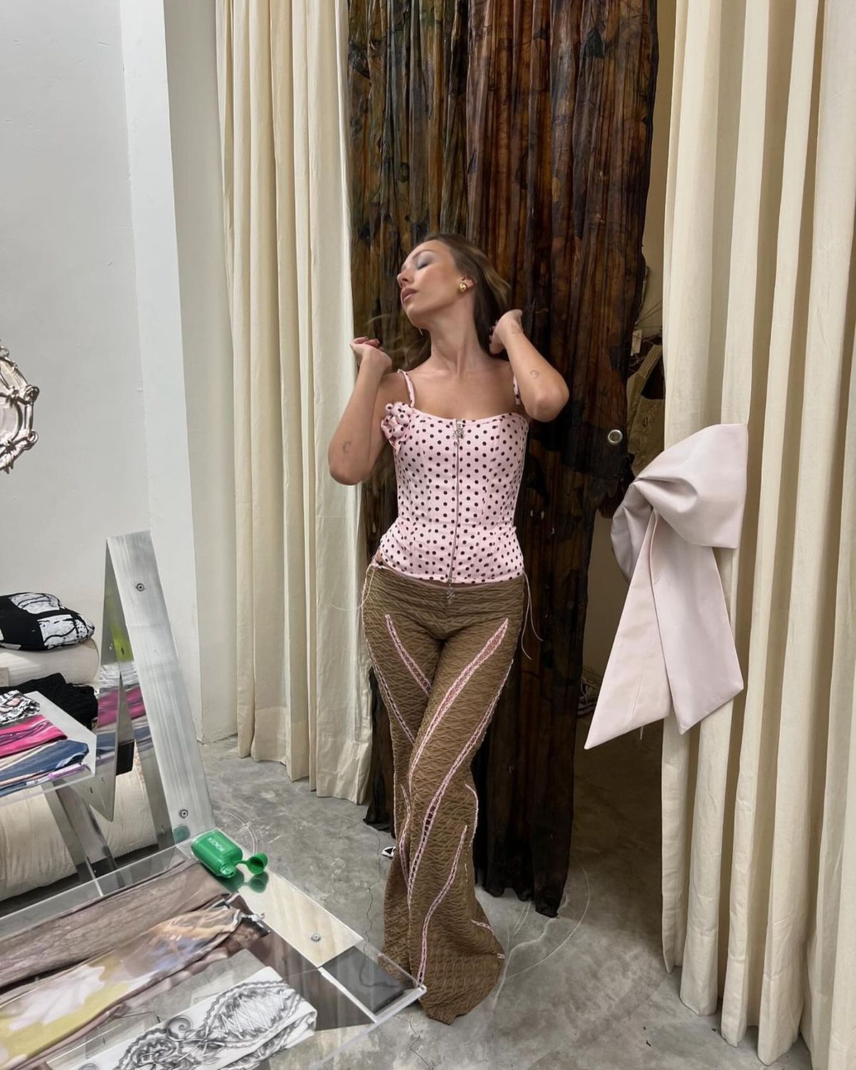 Ester Expósito confirma que los lunares son tendencia: corset ultra XS, pantaloncitos y más.
