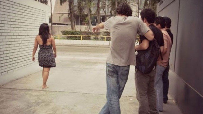 Capacitarán a obreros para que no acosen a mujeres en la calle