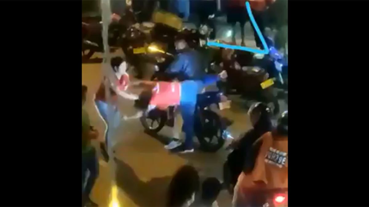 Encontró a su novio con una amante y la bajó de la moto de los pelos.&nbsp;