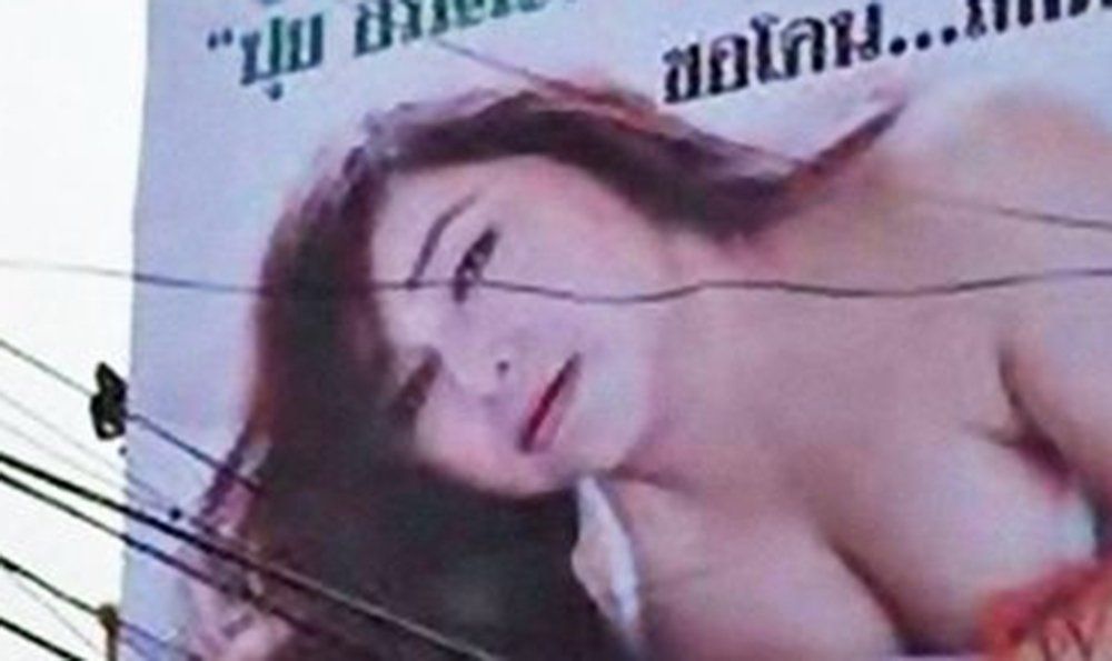 Mujer virgen de 40 años mandó a colocar un enorme cartel para anunciarse disponible