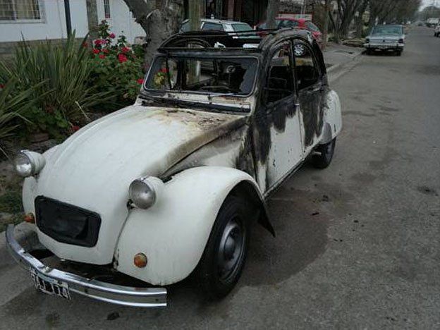 Volvieron los quemacoches en San Rafael: destrozaron un Citroën