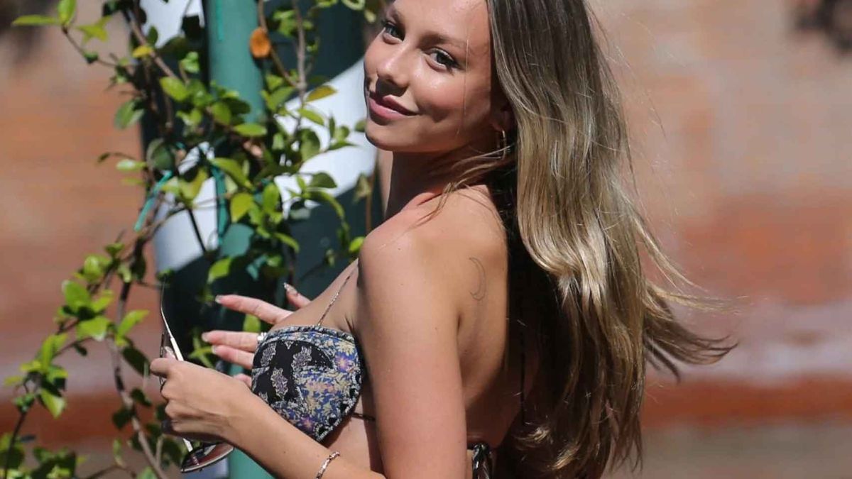 Desde Italia, Ester Expósito confirma que es la reina de las ultra transparencias