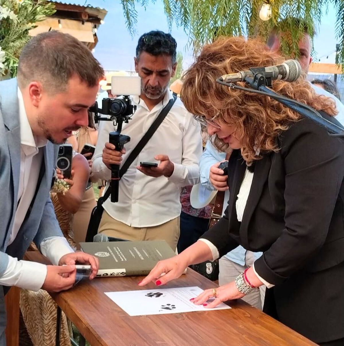 Las huellas en el acta, uno de los novios y la jueza. Las huellas en el acta, uno de los novios y la jueza.