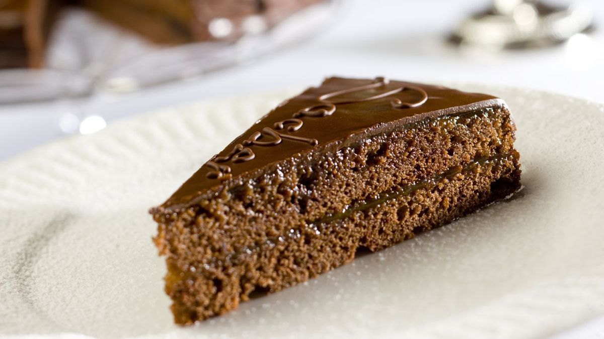 Cómo preparar Tarta Sacher: la receta de la torta austríaca de chocolate con 7 ingredientes