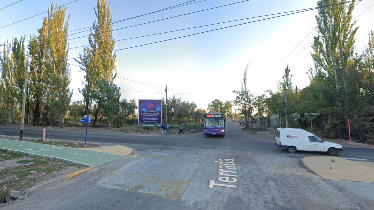 El asalto ocurrió en calle Boedo y Terrada, de Luján, donde un hombre se bajó de su auto para orinar y fue atacado por dos delincuentes.