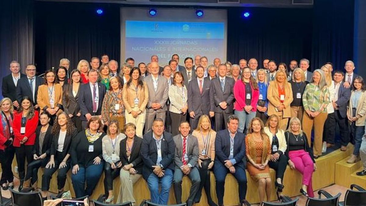 Los participantes de las jornadas nacionales e internacionales que se desarrollaron en Misiones sobre las temáticas relacionadas con los juicios por jurado y los consejos de la Magistratura de cada provincia. Los participantes de las jornadas nacionales e internacionales que se desarrollaron en Misiones sobre las temáticas relacionadas con los juicios por jurado y los consejos de la Magistratura de cada provincia.