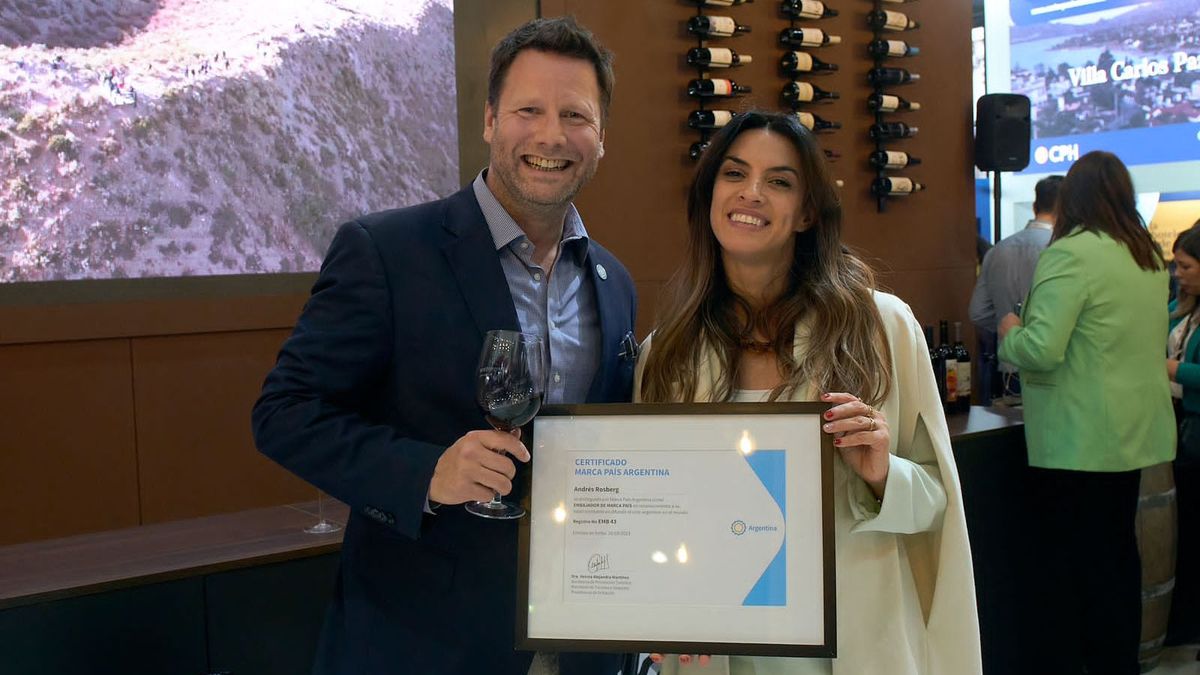 Andrés Rosberg, ex presidente de la Asociación argentina de Sommeliers y de la Asociación de la Sommellerie Internacional también fue distinguido como embajador de la Marca País. Aquí junto a Yanina Martínez, la secretaria de Promoción Turística de la Nación. Andrés Rosberg, ex presidente de la Asociación argentina de Sommeliers y de la Asociación de la Sommellerie Internacional también fue distinguido como embajador de la Marca País. Aquí junto a Yanina Martínez, la secretaria de Promoción Turística de la Nación.