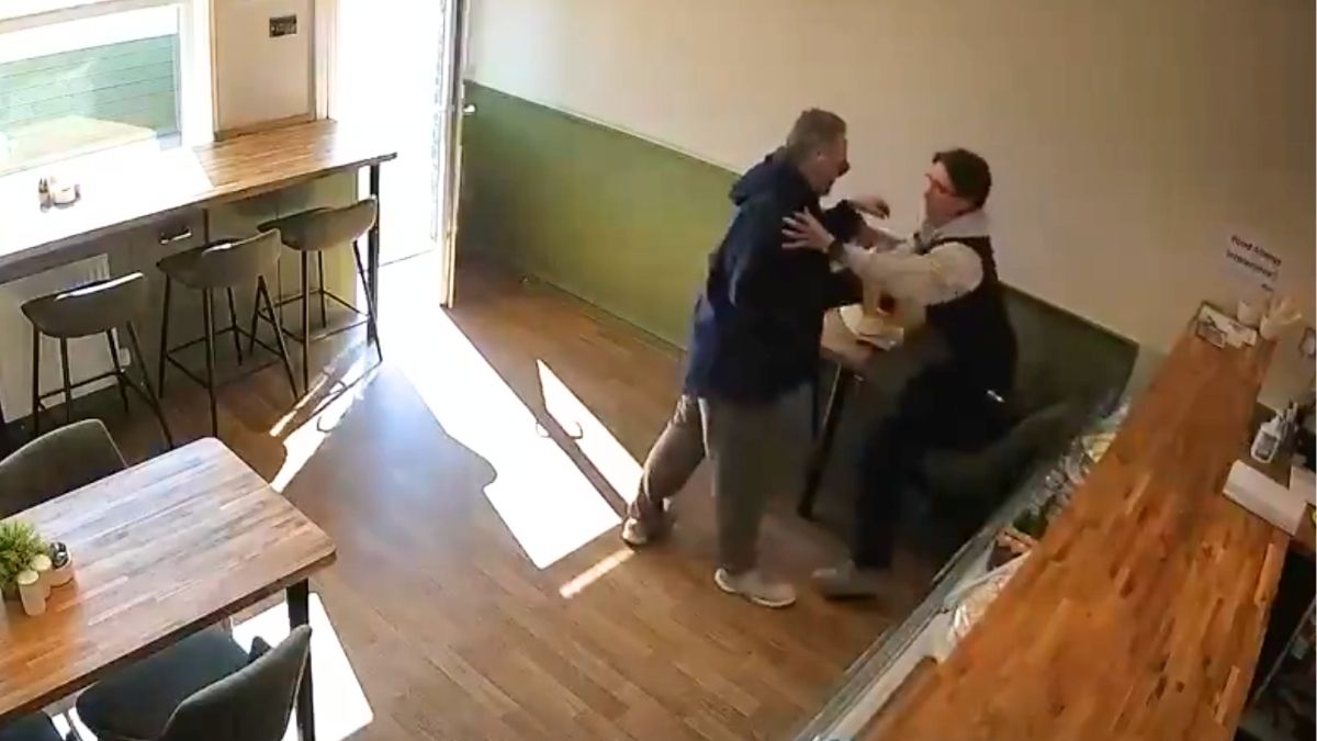 El momento en que el hombre fue apuñalado en el café.