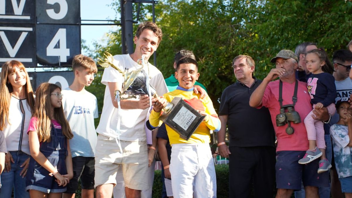 El periodista Amadeo Inzirillo entrega la Copa Canal 7 al jockey ganador Facundo Campos. El periodista Amadeo Inzirillo entrega la Copa Canal 7 al jockey ganador Facundo Campos.