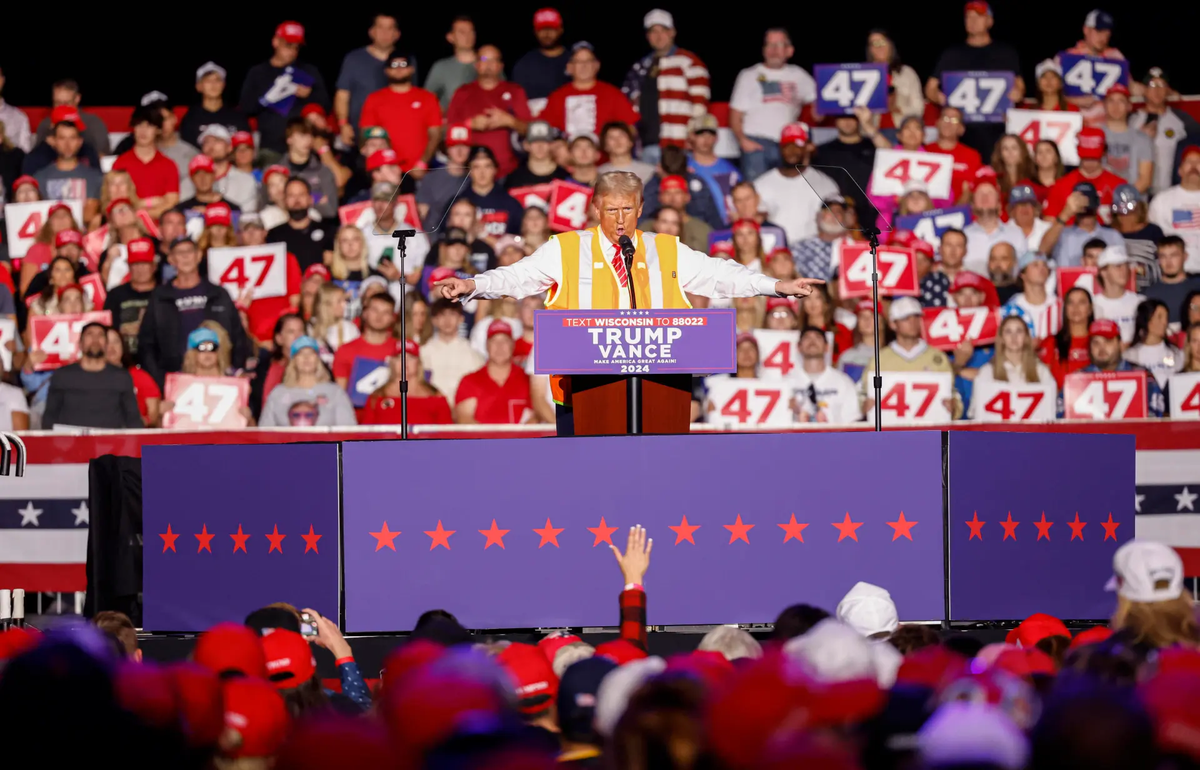 Donald Trump llegó a un mitin en un camión de basura y subió al escenario con chaleco reflectante. Crédito: EFE.
