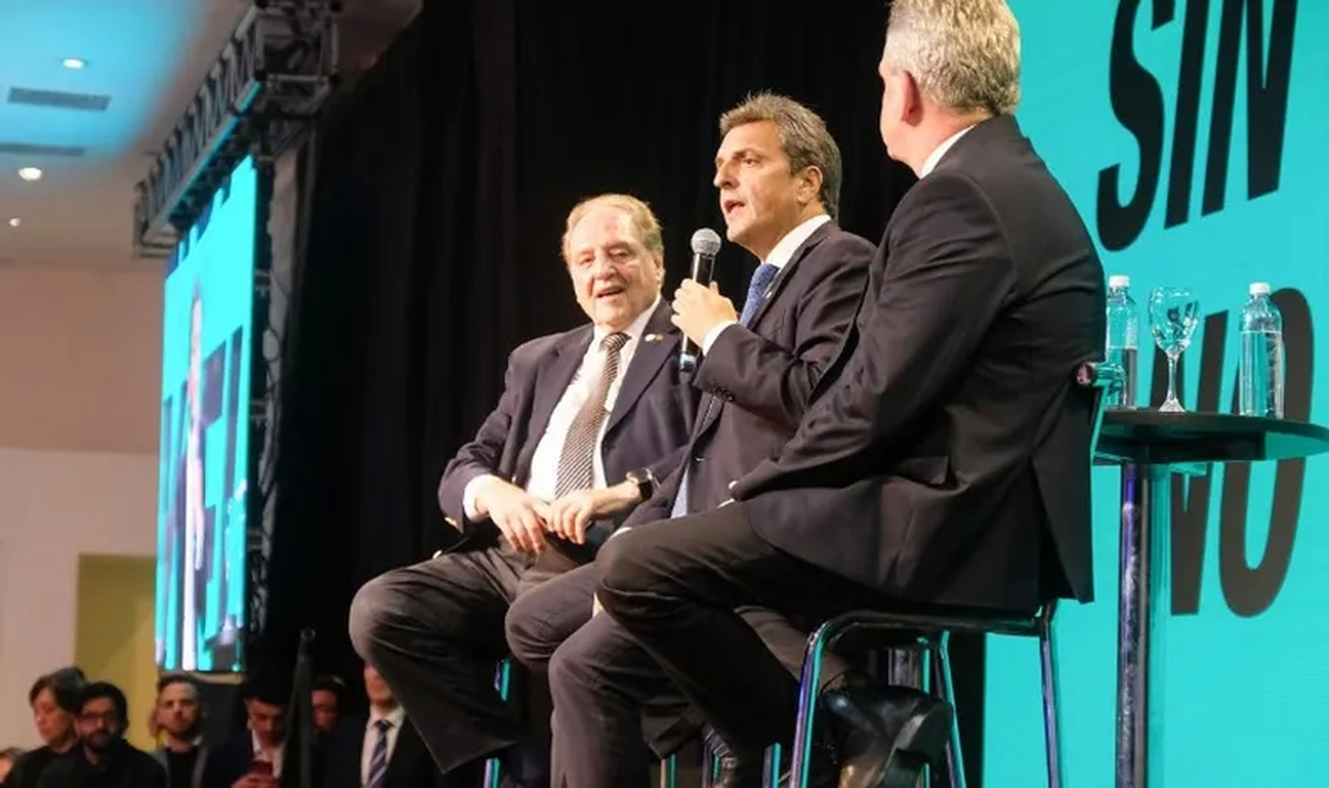 Sergio Massa junto a Carlos Heller y Agustín Rossi en el encuentro.&nbsp;