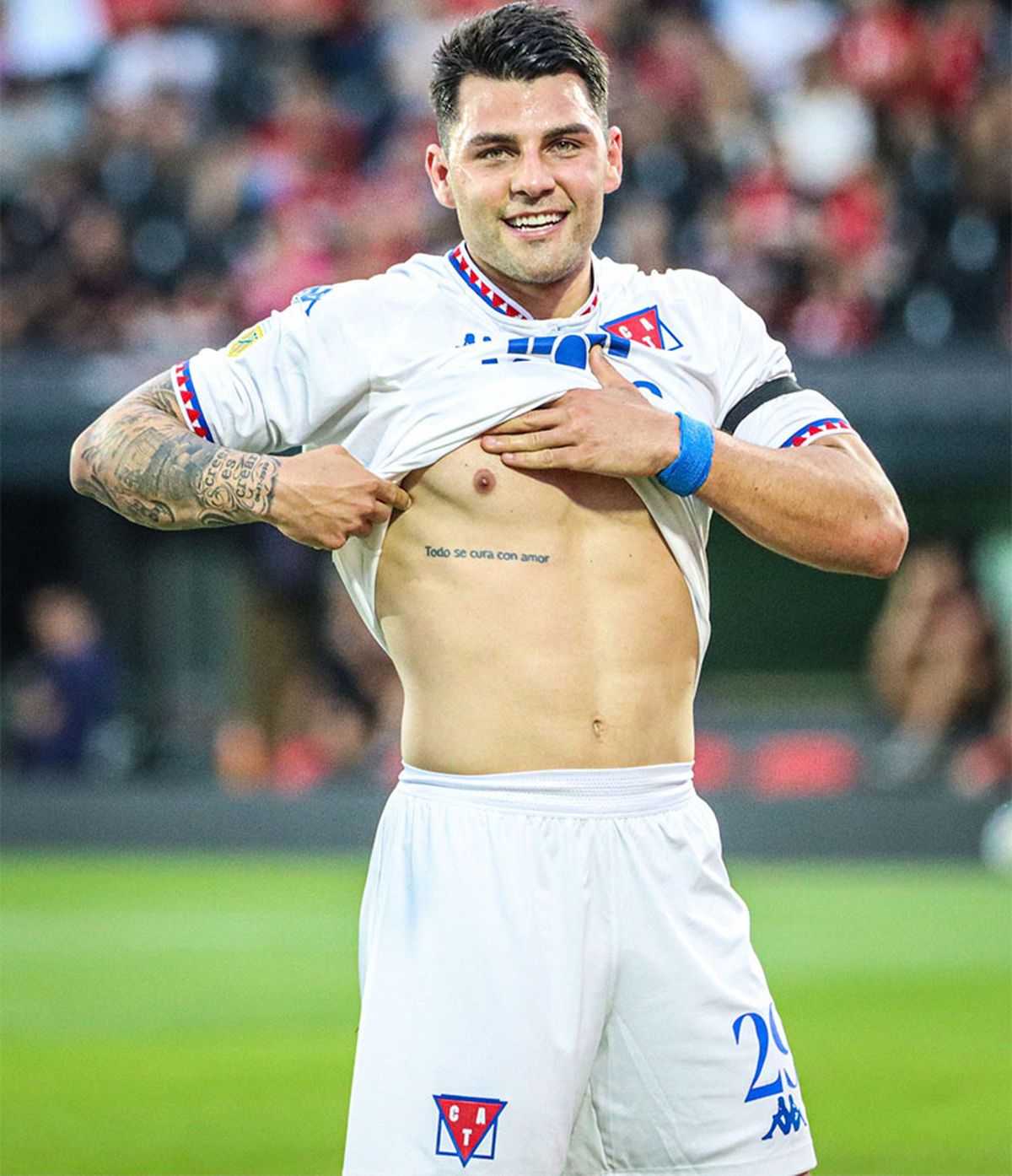 Nacho Russo muestra el tatuaje con la frase: 