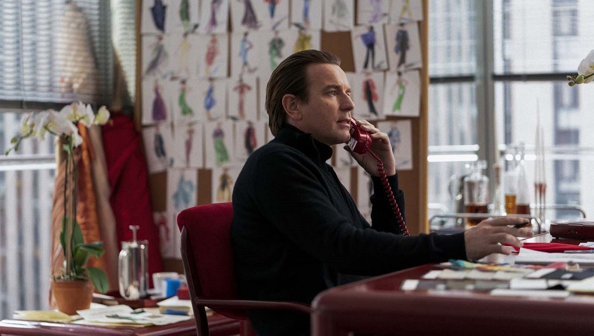 Ewan McGregor interpreta a Roy Halston en la serie de Netflix.