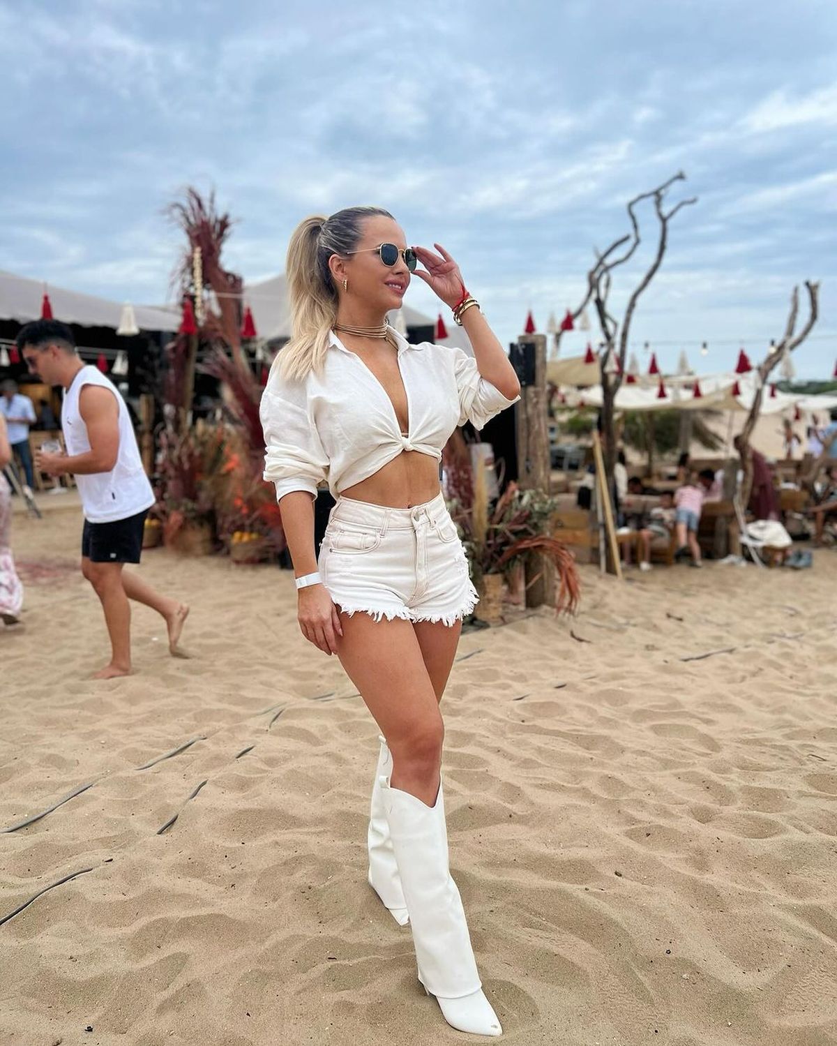 Desde Punta, Alejandra Maglietti paraliza el off-white: ultra shortcitos al ras, westerncore y más. Desde Punta, Alejandra Maglietti paraliza el off-white: ultra shortcitos al ras, westerncore y más.