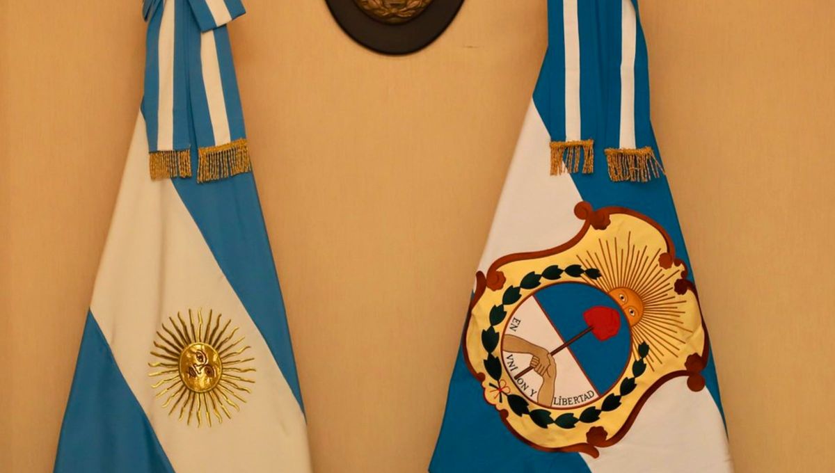 La bandera sanjuanina junto con la bandera Nacional. La bandera sanjuanina junto con la bandera Nacional.