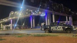 La Policía rescató a un hombre que intentó quemarse a lo bonzo en una pasarela en Godoy Cruz