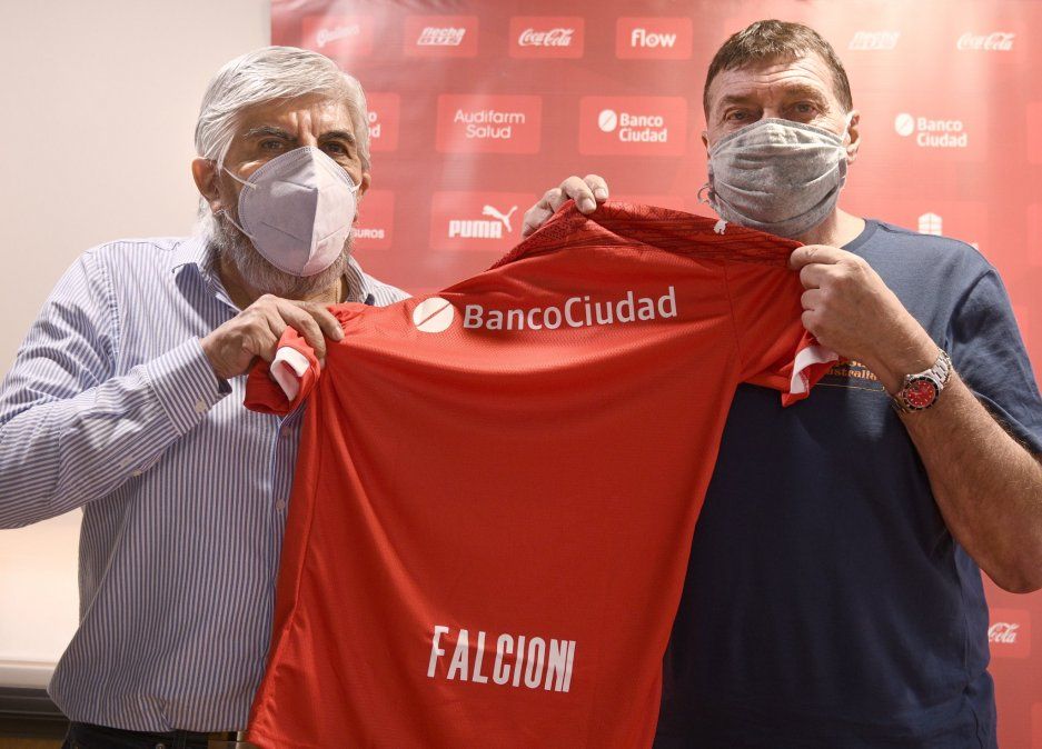 Falcioni asumió en Independiente con el presidente Hugo Moyano.