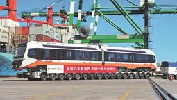 Este tren ligero de nueva energía, uno de los dos enviados a Argentina, fue fabricado por la compañía china CRRC Tangshan. PARA USO DE CHINA DAILY