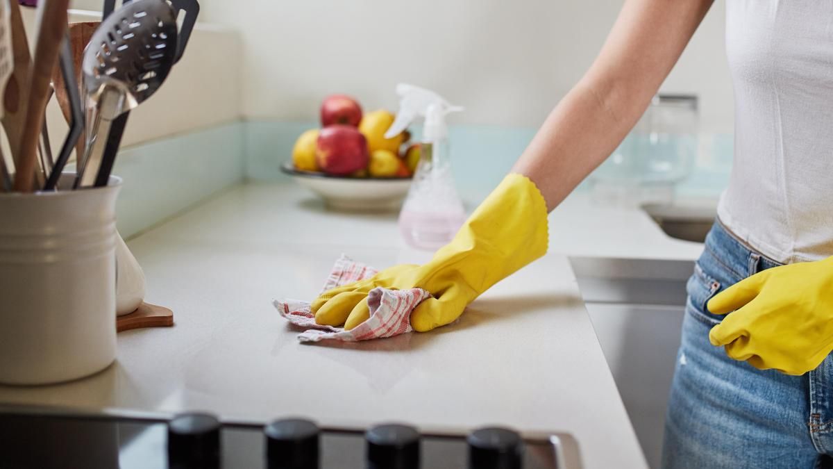 Remove stains from kitchen counters with this effective cleaning tip