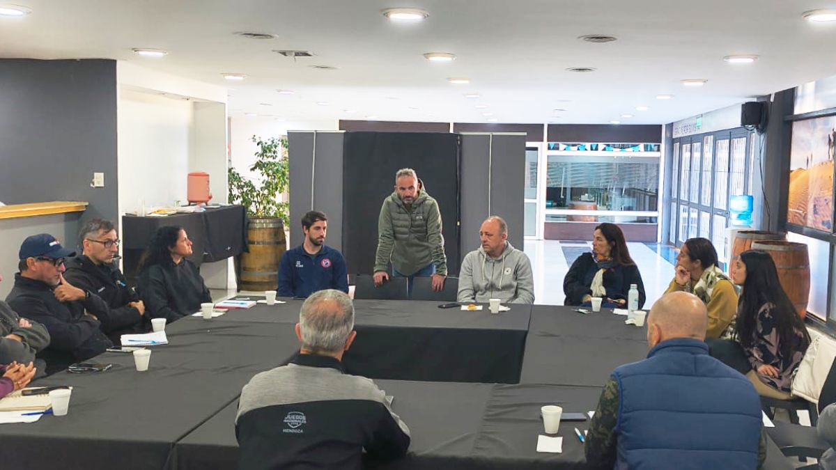 Juegos Binacionales. El director de Alto Rendimiento, Mauricio Ginestar, encabezó la reunión entre la Subsecretaría de Deportes y clubes que serán anfitriones, para coordinar esfuerzos en la organización de los Juegos Deportivos Binacionales Cristo Redentor. Juegos Binacionales. El director de Alto Rendimiento, Mauricio Ginestar, encabezó la reunión entre la Subsecretaría de Deportes y clubes que serán anfitriones, para coordinar esfuerzos en la organización de los Juegos Deportivos Binacionales Cristo Redentor.