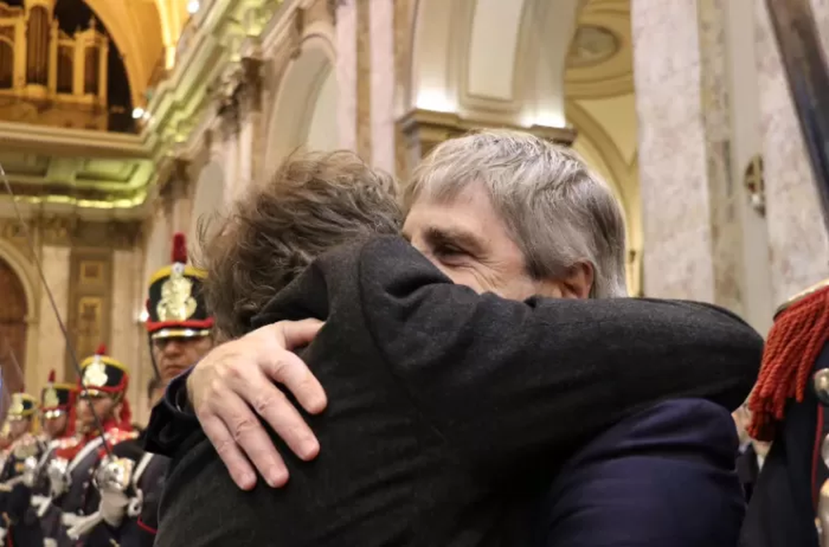 El abrazo entre Milei y Caputo, felices por sus logros económicos. El abrazo entre Milei y Caputo, felices por sus logros económicos.