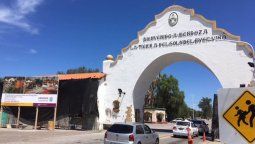 Comenzaron la restauración de la fachada del Arco del Desaguadero