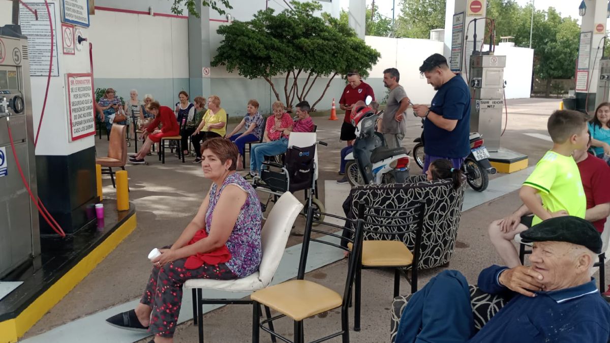 Luego del siniestro, los ancianos del geriátrico permanecieron en la estación de GNC lindante durante más de una hora. Luego del siniestro, los ancianos del geriátrico permanecieron en la estación de GNC lindante durante más de una hora.
