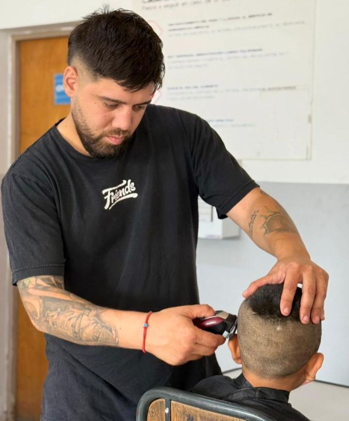 Muchos chicos quisieron, además de cortarse, estar a la moda. Muchos chicos quisieron, además de cortarse, estar a la moda.