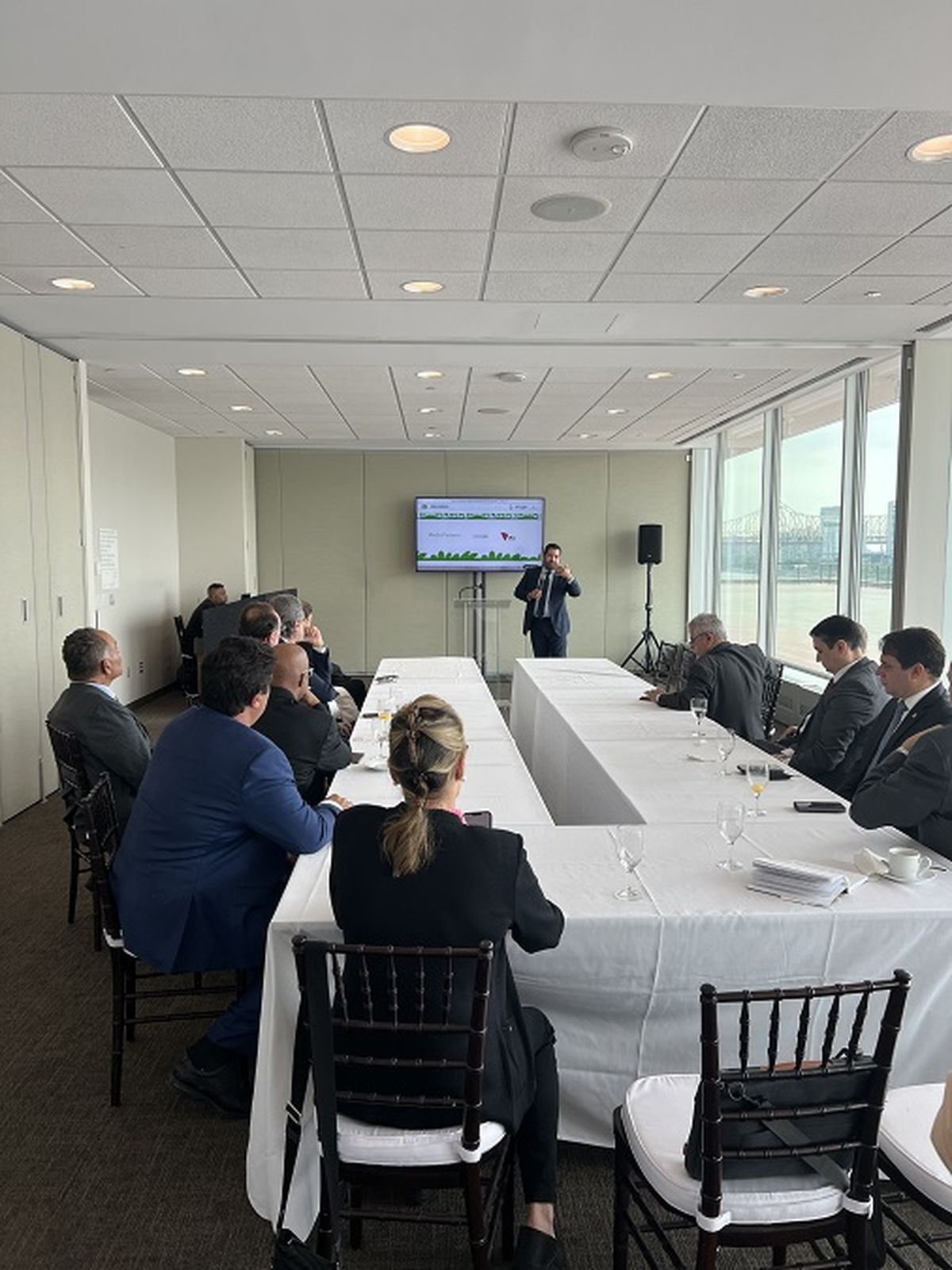 Entre los asistentes al lanzamiento se encontraban numerosos representantes de medios internacionales, gestores de fondos de inversión y personalidades destacadas de diversos sectores. Entre los asistentes al lanzamiento se encontraban numerosos representantes de medios internacionales, gestores de fondos de inversión y personalidades destacadas de diversos sectores.