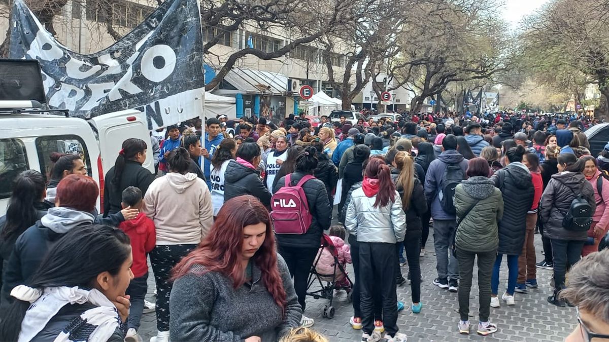 Organizaciones sociales marchan en Mendoza pidiendo justicia por la muerte de Facundo Molares. Organizaciones sociales marchan en Mendoza pidiendo justicia por la muerte de Facundo Molares.