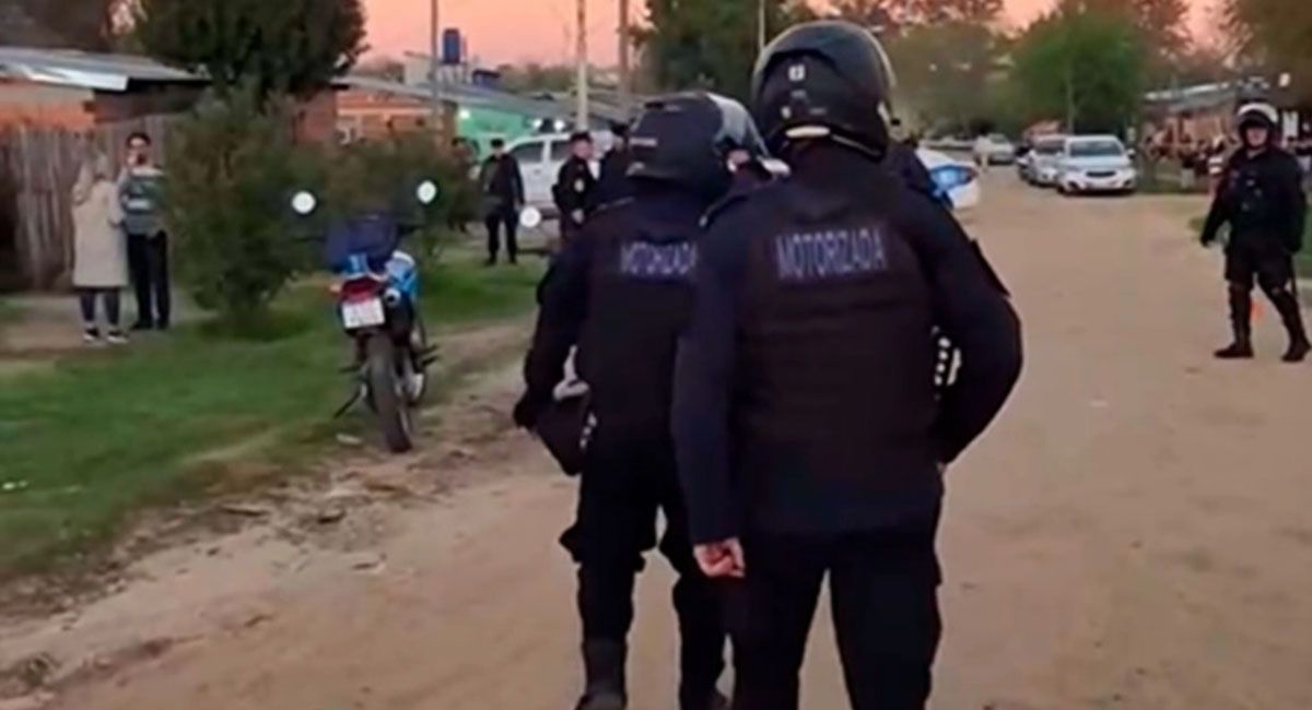 Una adolescente de 14 años asesinó a puñaladas a una vecina en una violenta pelea entre familias.