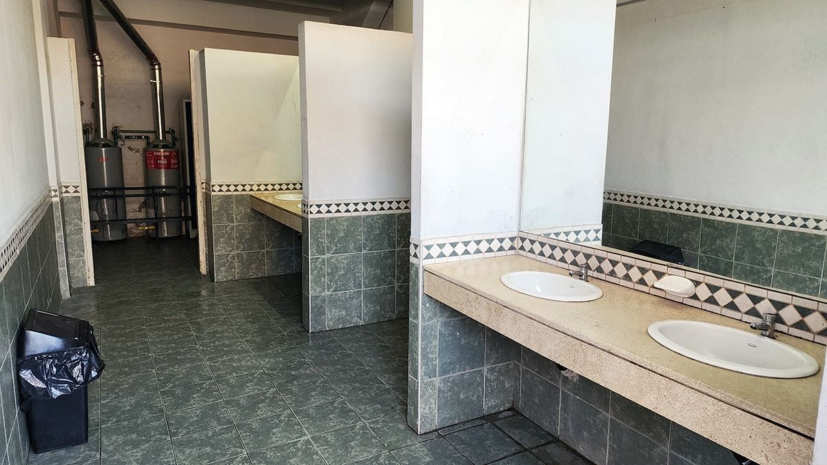 Los baños que tendrán a disposición las 30 personas que habitarán el Los baños que tendrán a disposición las 30 personas que habitarán el