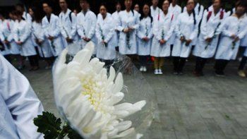 Estudiantes chinos honran a muertos que donaron el cuerpo a la ciencia