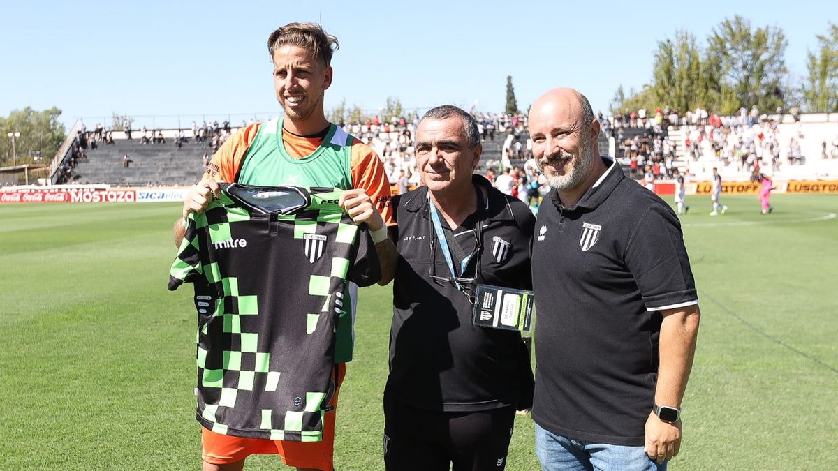 Tomás Giménez fue muy querido en Gimnasia Y esgrima, y ahora en el plantel de Colón, recibió un lindo homenaje en la previa del partido.