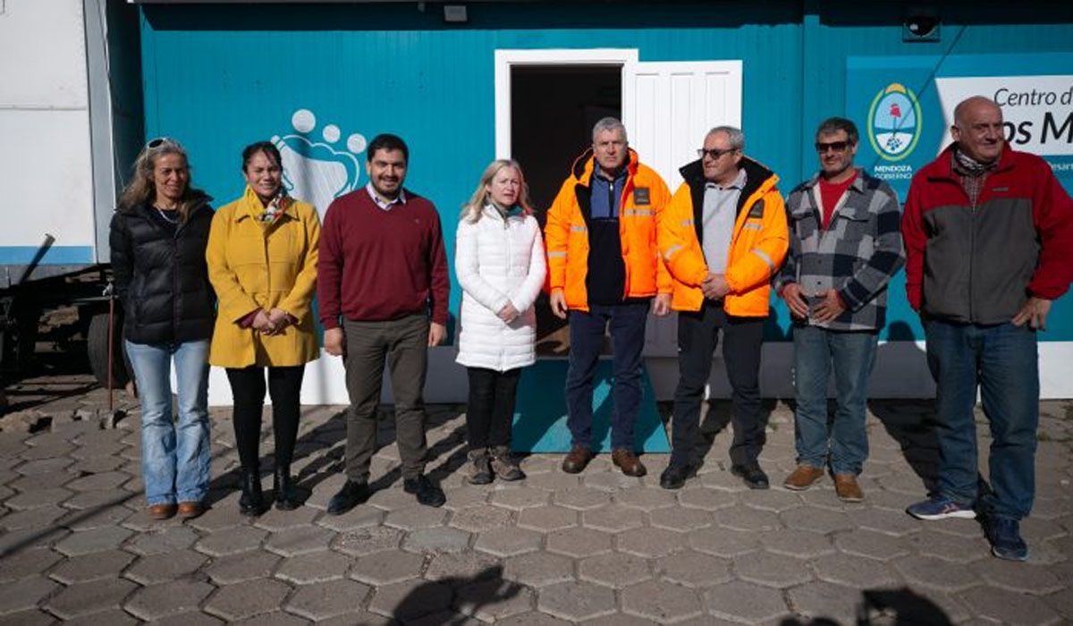 Hebe Casado (de blanco) con el intendente Ojeda y funcionarios en Los Molles. Hebe Casado (de blanco) con el intendente Ojeda y funcionarios en Los Molles.