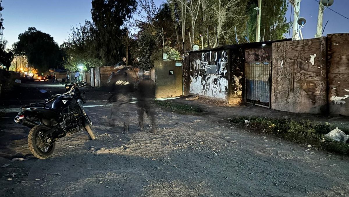 El panorama en el asentamiento Castro durante esta madrugada. El panorama en el asentamiento Castro durante esta madrugada.