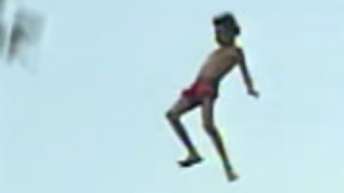 Charly García en pleno vuelo con destino a la piscina del segundo piso del hotel Aconcagua desde el noveno. Charly García en pleno vuelo con destino a la piscina del segundo piso del hotel Aconcagua desde el noveno.