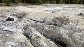 Video: una montaña se resquebraja en su interior