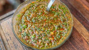 Cómo hacer el mejor chimichurri casero: la receta perfumada que se hace rápido y fácil