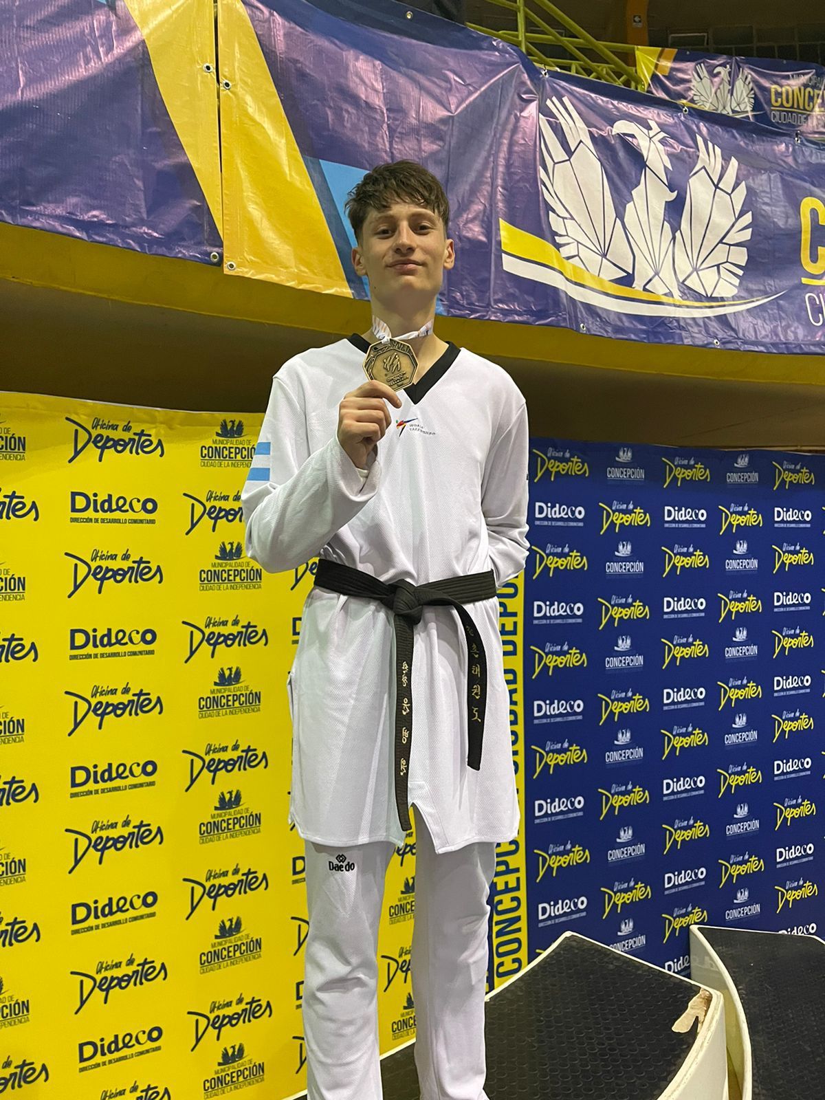Mateo Di Leo Blas lanzado al nivel internacional. Ganó medalla dorada en el Open de taekwondo de Concepción Chile, y va por el éxito Panamericano de Brasil. Mateo Di Leo Blas lanzado al nivel internacional. Ganó medalla dorada en el Open de taekwondo de Concepción Chile, y va por el éxito Panamericano de Brasil.