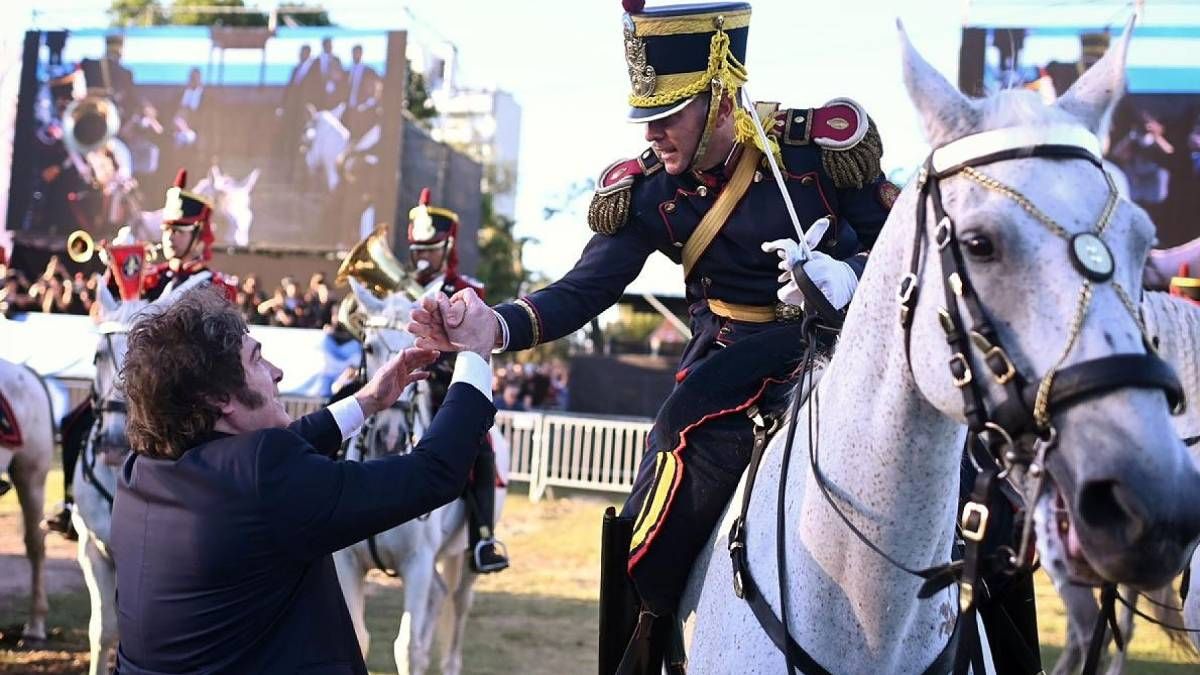 Milei justificó el traslado del sable corvo y apuntó contra los peronistas