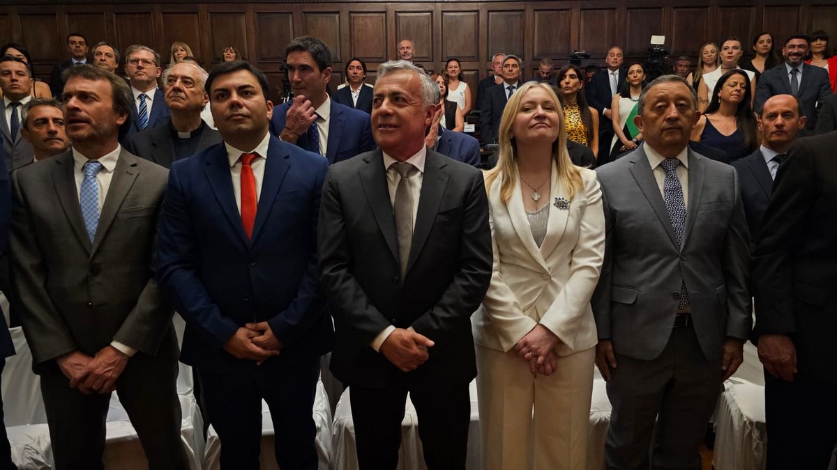 Alfredo Cornejo y Hebe Casado con legisladores e invitados escuchan el Himno. Fotos: Ramiro Gómez