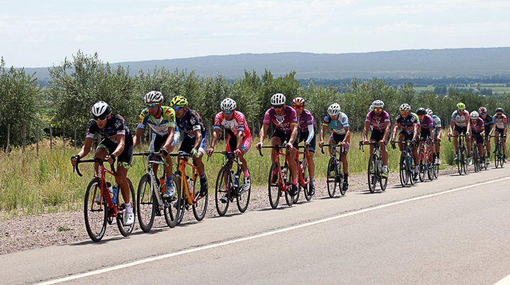 Los ciclistas deben evitar circular en paralelo. Los ciclistas deben evitar circular en paralelo.