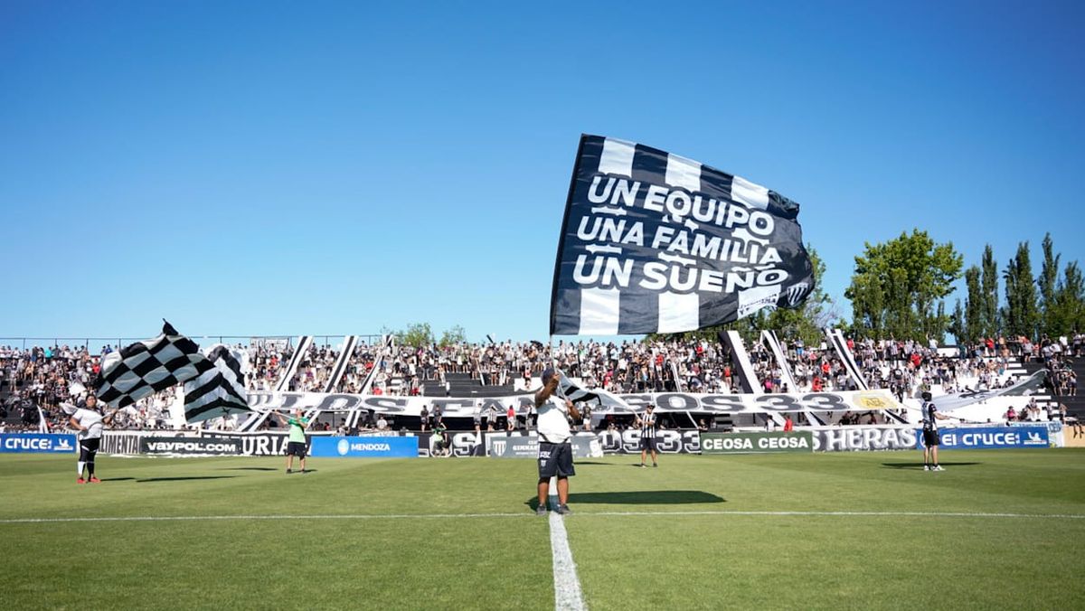 La bandera de aliento de e ilusión de la gente de Gimnasia y Esgrima. La bandera de aliento de e ilusión de la gente de Gimnasia y Esgrima. 