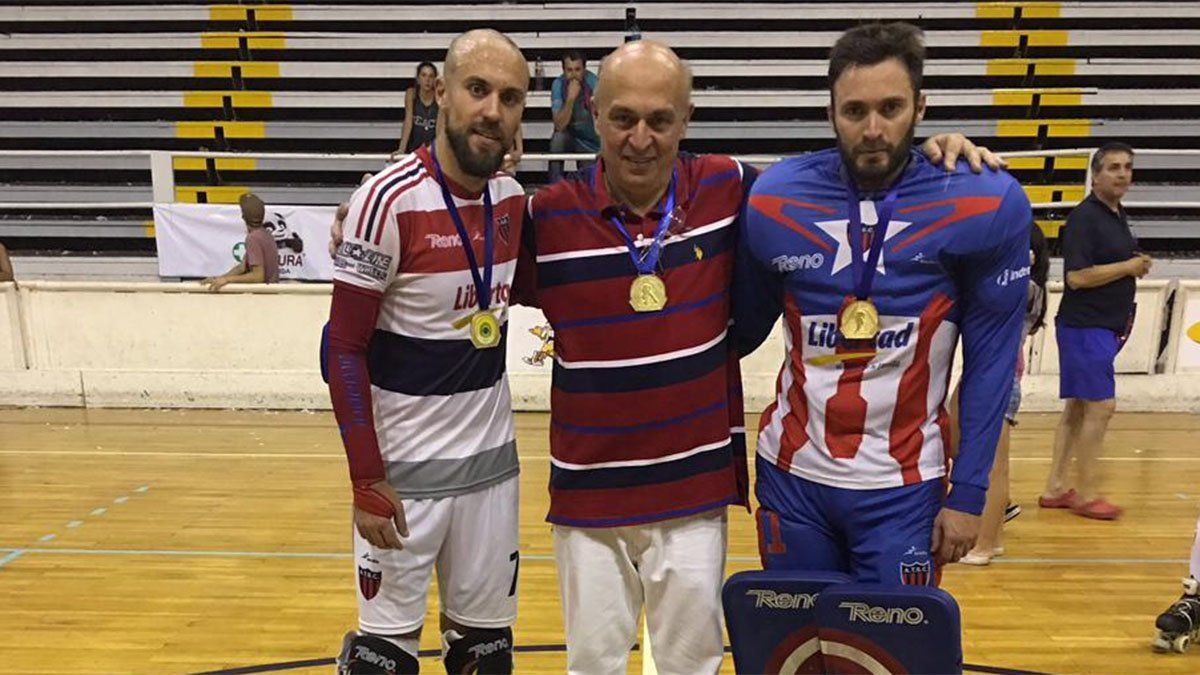 Walter Fernández posa en el estadio de Talleres con sus hijos Matías y Rodrigo.