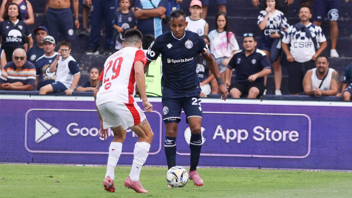 Sebasti&aacute;n Villa, siempre desequilibrante en Independiente Rivadavia.