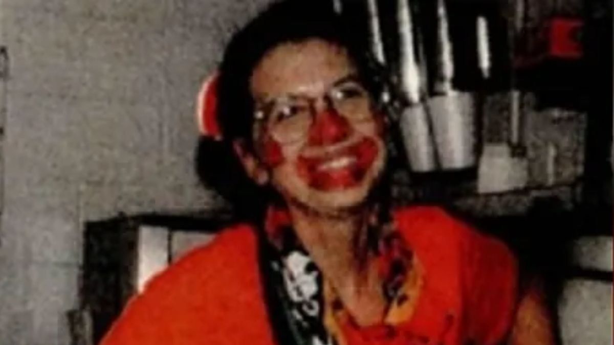 Sheila Keen, la autora del crimen, pintada como payaso.