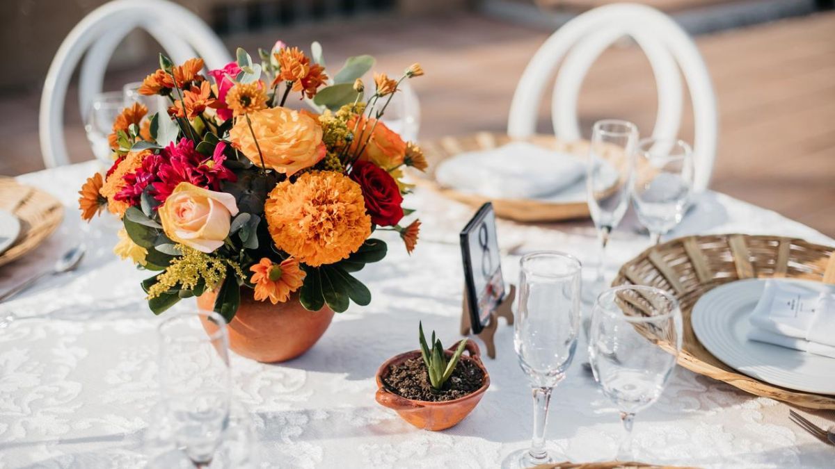 Poner un mantel con sal es una de las ofrendas más comunes en el Día de los Muertos. Poner un mantel con sal es una de las ofrendas más comunes en el Día de los Muertos.