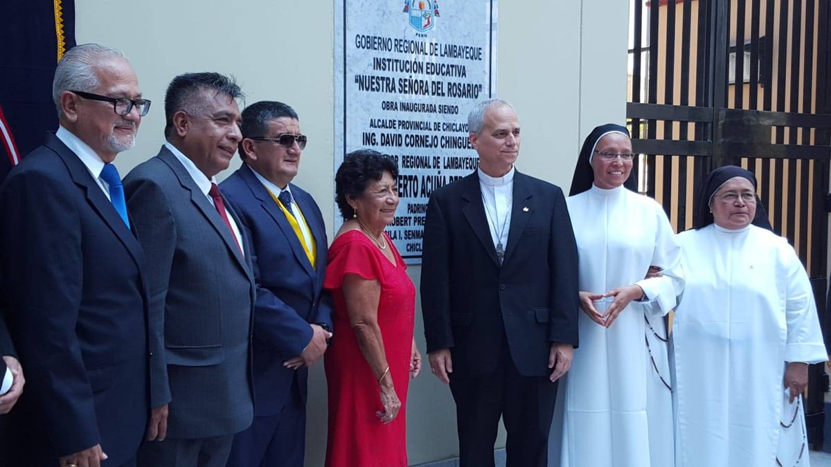 La hermana Elfi, segunda desde la derecha, junto a Robert Prevost en Perú, año 2015. La hermana Elfi, segunda desde la derecha, junto a Robert Prevost en Perú, año 2015.