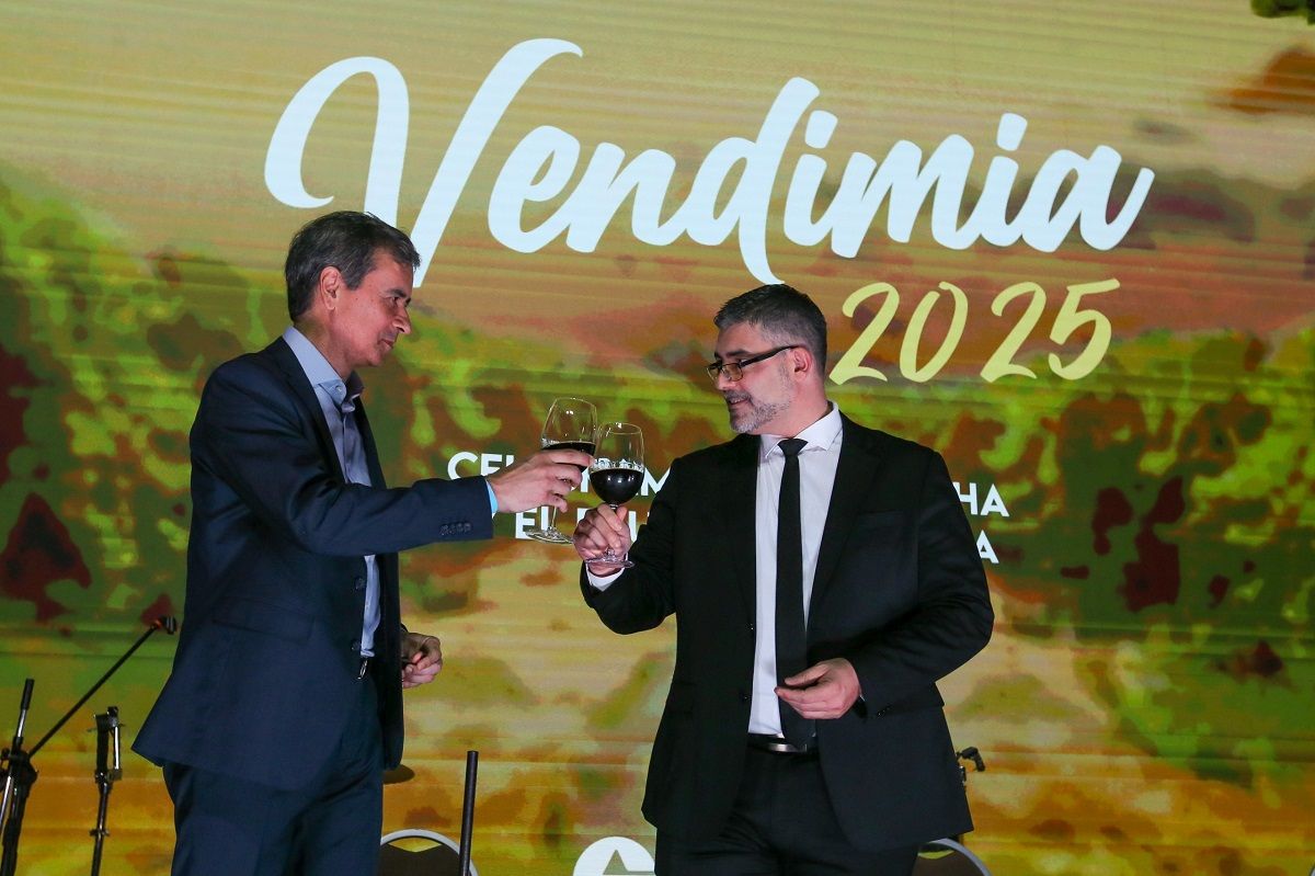 Carlos Casto, presidente de Sancor Seguros, en el tradicional brindis junto a Miguel Urmeneta, gerente de Park Hyatt Mendoza.